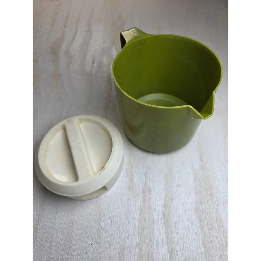 Vintage Rubbermaid Avocado Green Pitcher 1.5 Quart Straining Lid 2745 Retro MCM